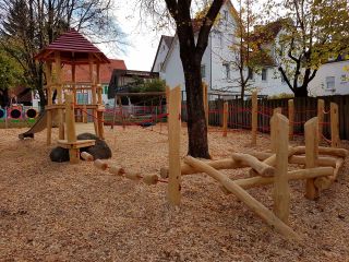 Balancierparcours und Spielturm Kindergarten