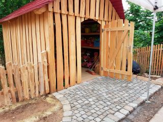 Gerätehütte und Robinienzaun Kindergarten