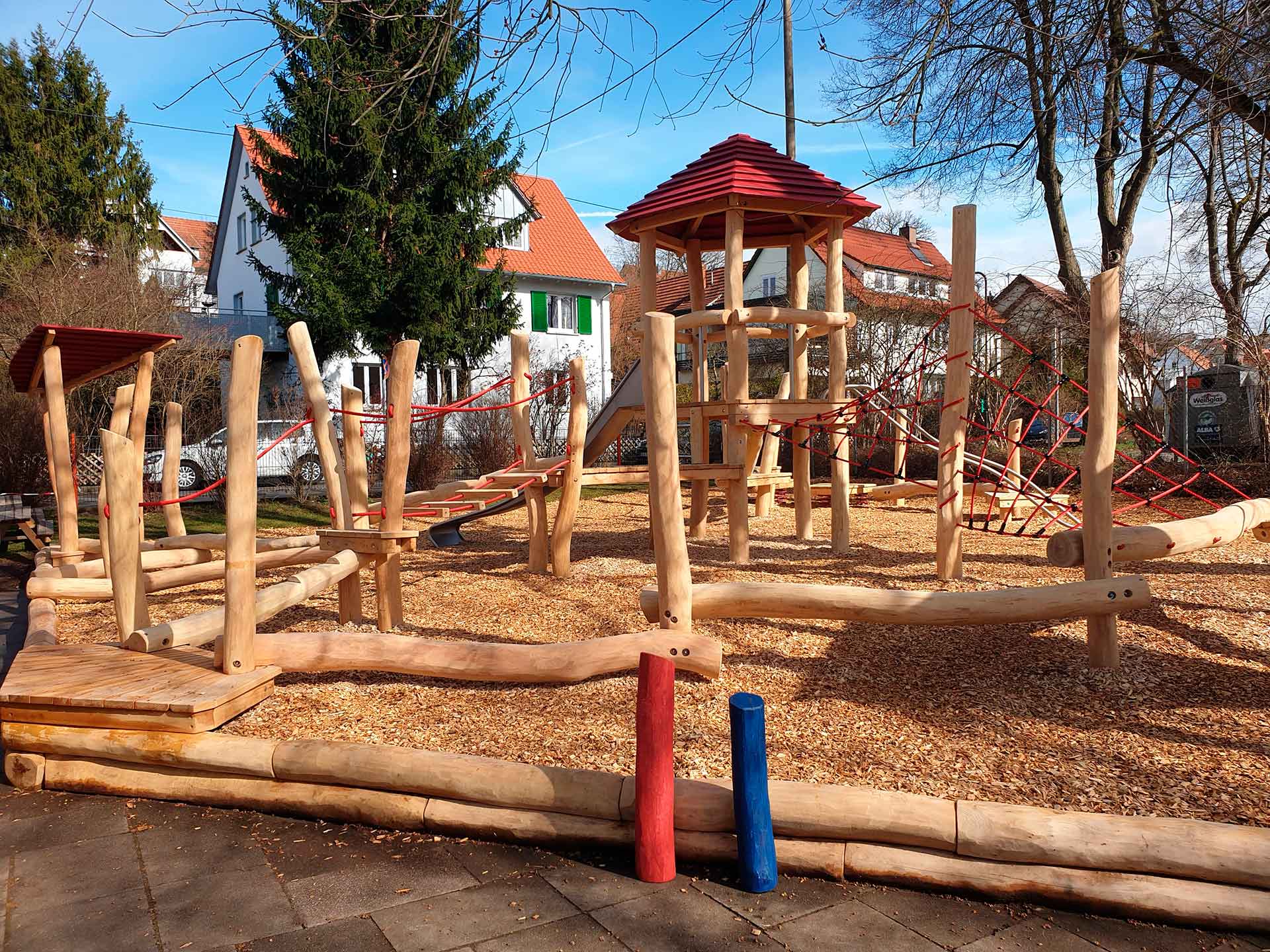 Kletter- und Balancieranlage mit Spielturm Kindergarten