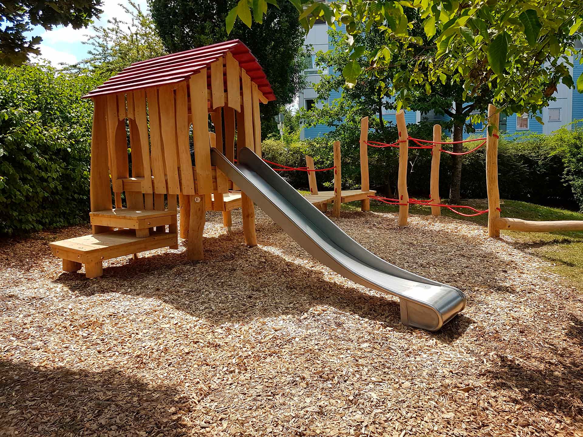 Spielhaus mit Rutsche Kindergarten